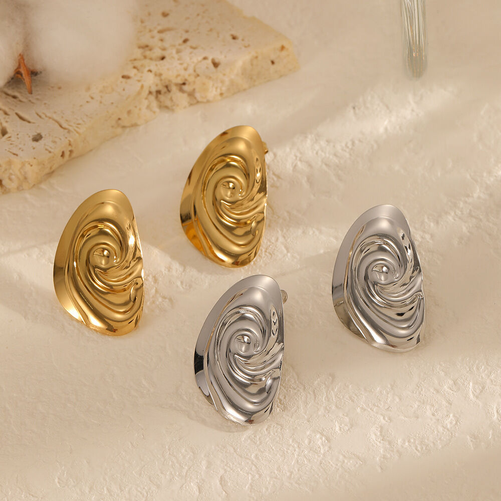 1 paio di orecchini a bottone color oro impermeabili in acciaio inossidabile con motivo a vortice 2