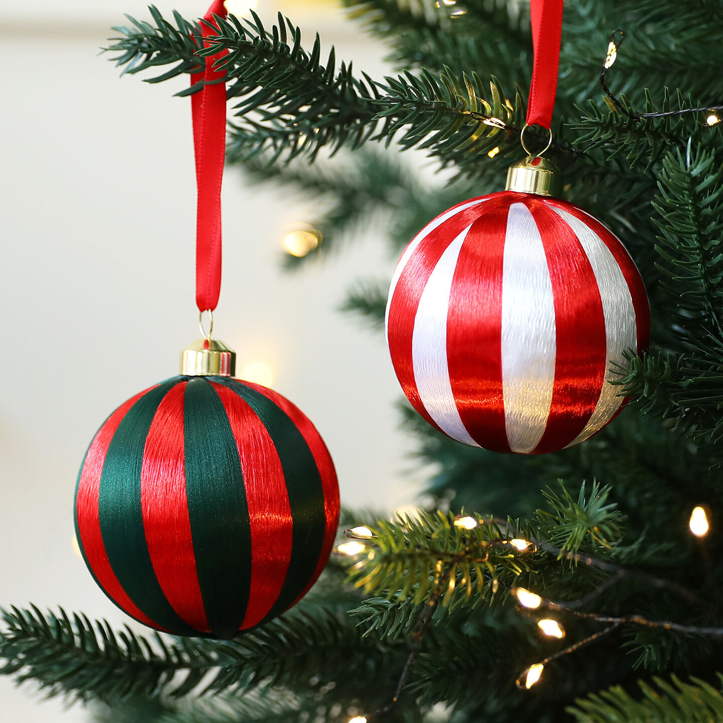 1 juego de bolas navideñas a rayas de poliéster para fiestas (1 juego = 6 piezas)