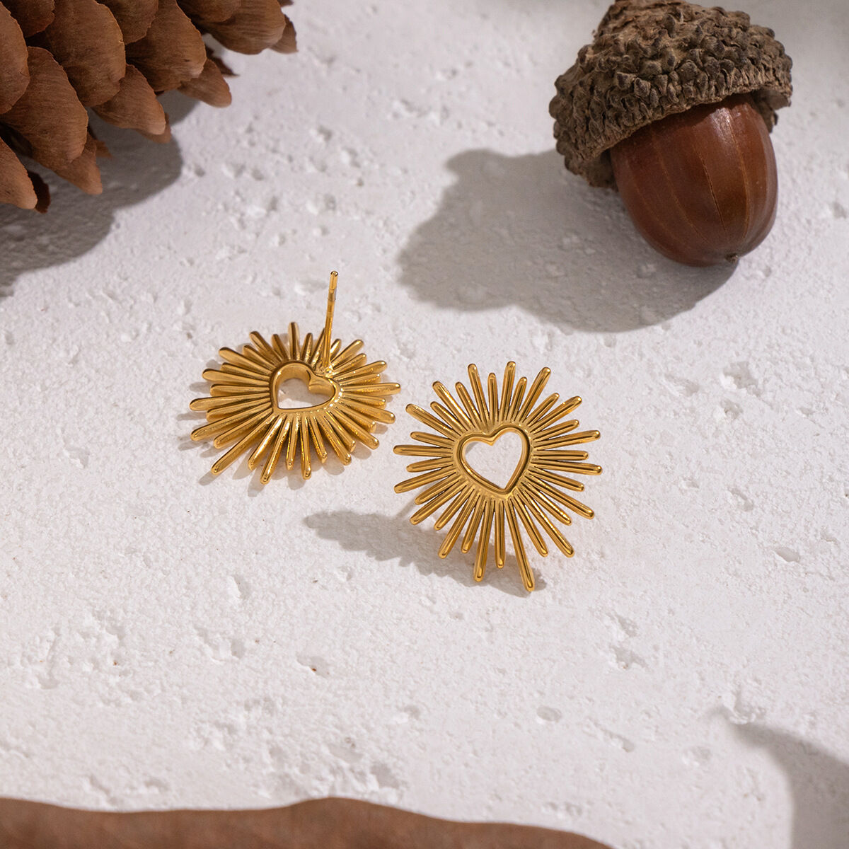 1 Paar Retro-Herz-Ohrstecker aus wasserfestem Edelstahl in Goldfarbe