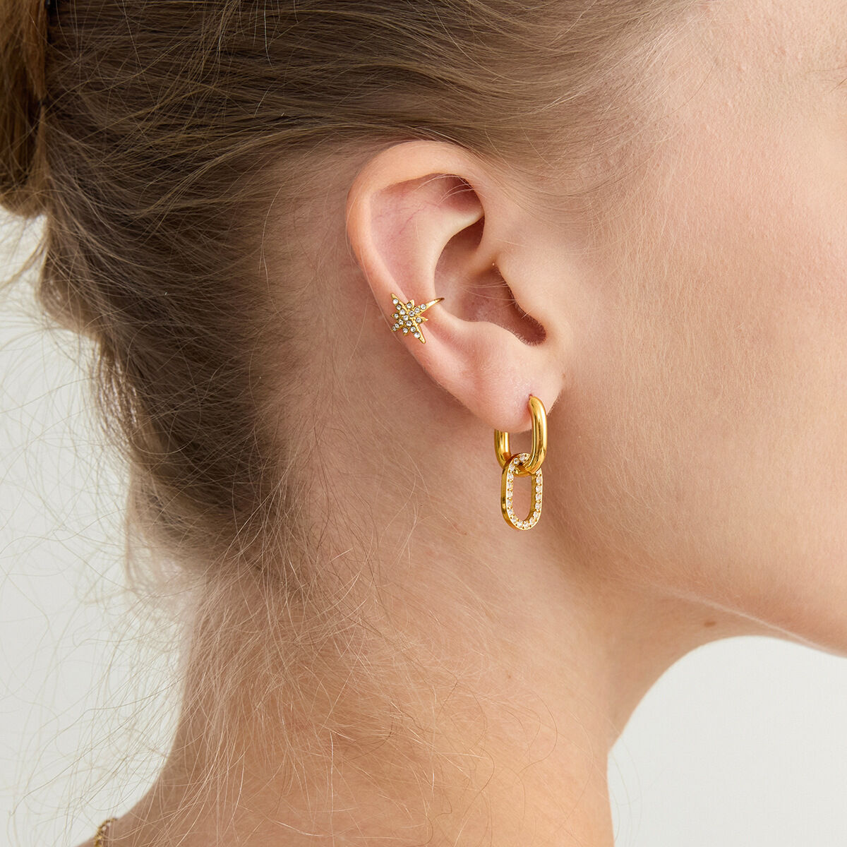 1 paar minimalistische ronde, waterdichte oormanchetten van roestvrij staal met gouden zirkonia voor dames 2