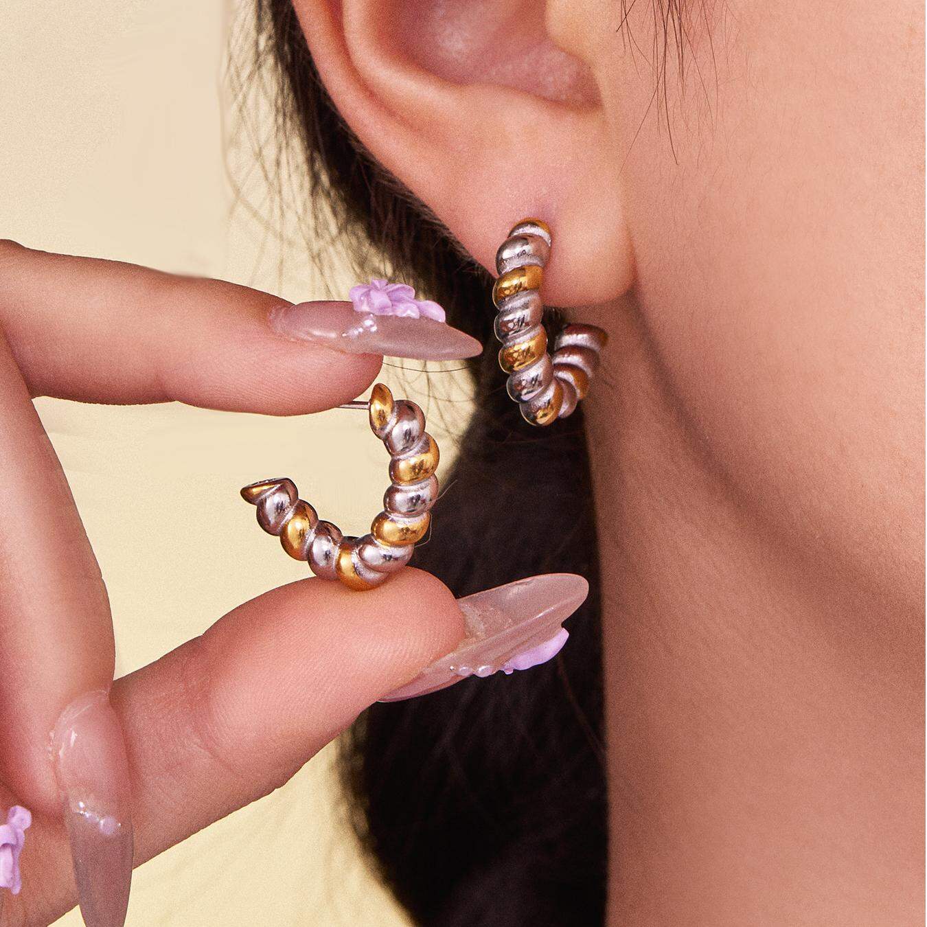 1 paio di orecchini a cerchio da donna in acciaio inossidabile con finitura semplice, colori misti oro e argento