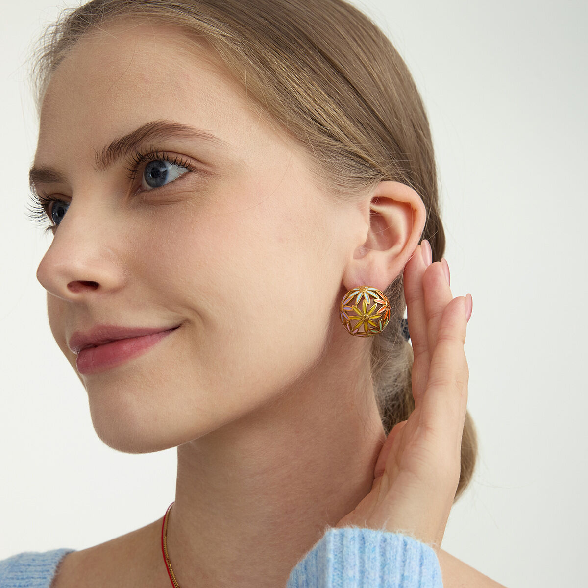 1 paio di orecchini a bottone da donna in acciaio inossidabile color oro con fiore glamour e impermeabili Immagine4