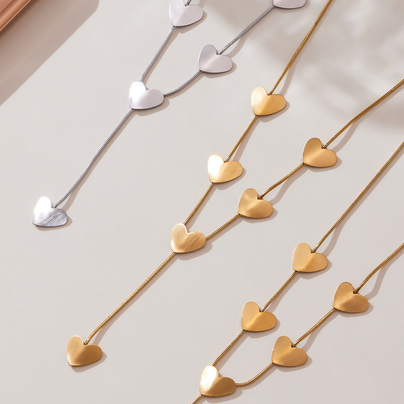 1 stuk minimalistische hartvormige, waterdichte, goudkleurige hanger van roestvrij staal voor dames Afbeelding3