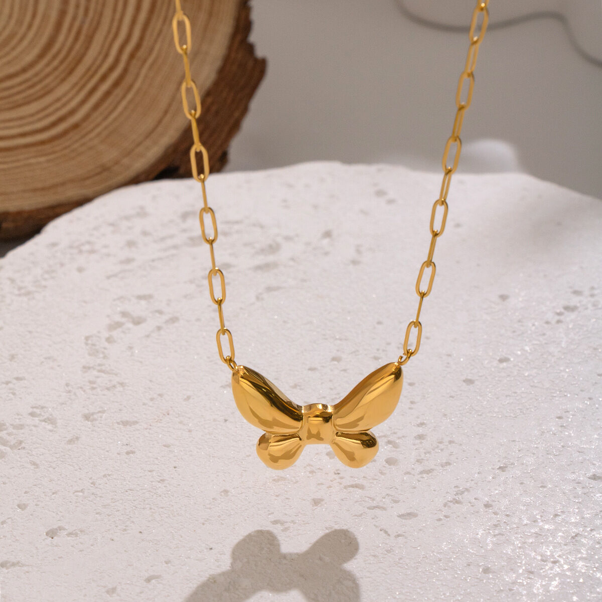 Collana con ciondolo color oro impermeabile in acciaio inossidabile a forma di farfalla, 1 pezzo
