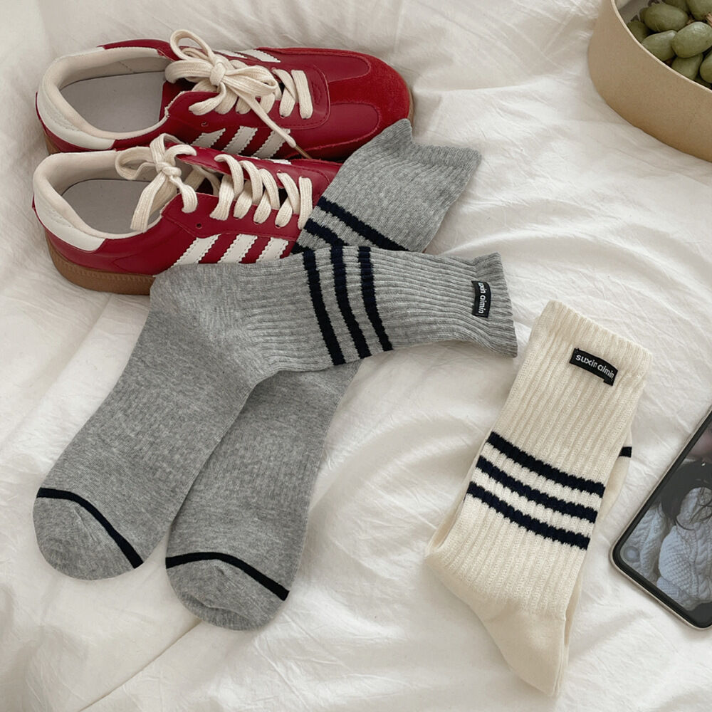 1 Paar gestreifte Sport- und Freizeitsocken aus reiner Baumwolle für Damen in der Mitte der Wade von White Tower