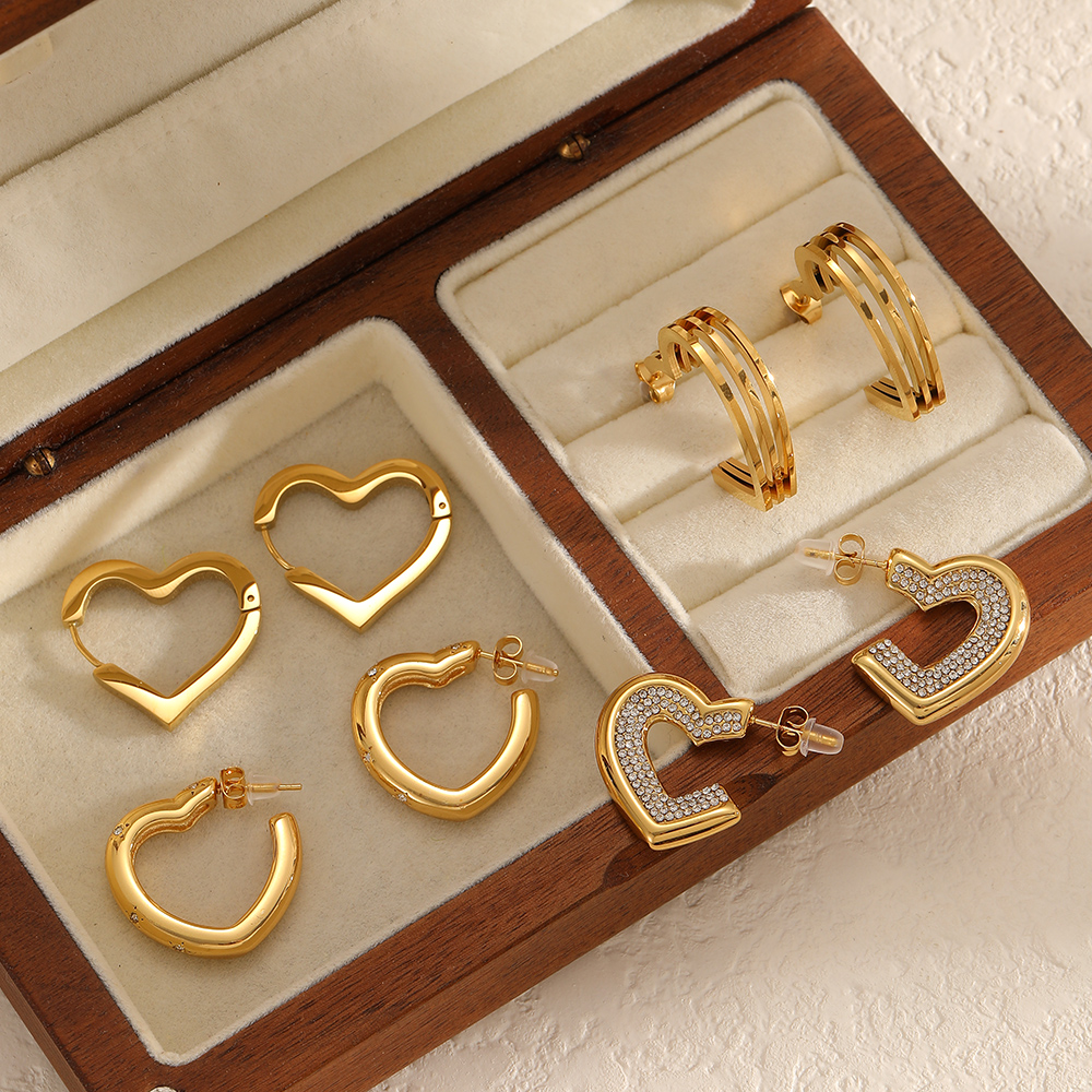 1 par de pendientes de aro de acero inoxidable con forma de corazón, resistentes al agua, color dorado.