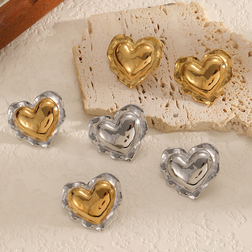 1 paio di orecchini a bottone in acciaio inossidabile a forma di cuore, impermeabili, di vari colori