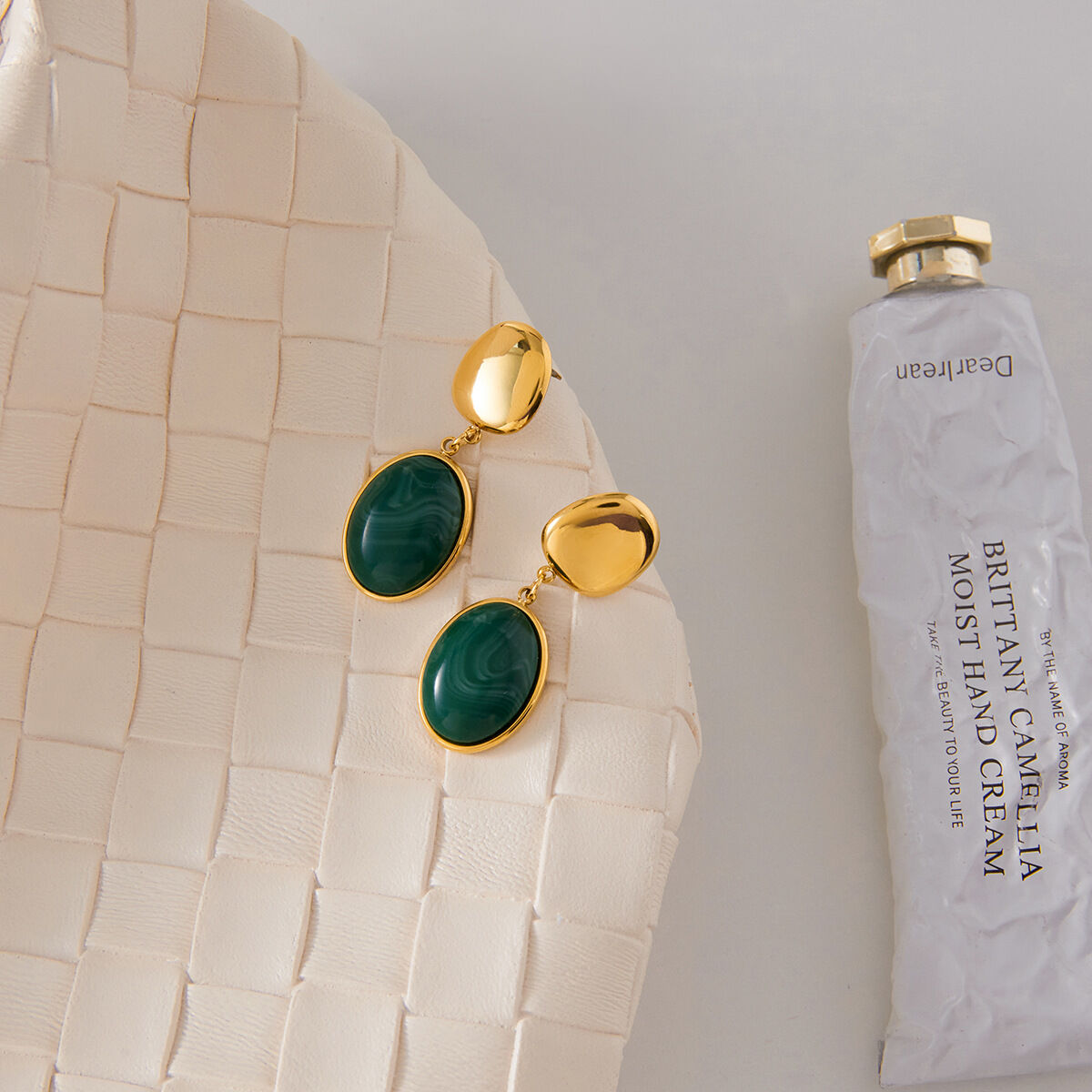 1 paio di orecchini pendenti da donna in acrilico color oro impermeabile in acciaio inossidabile con cerchio verde retrò 2