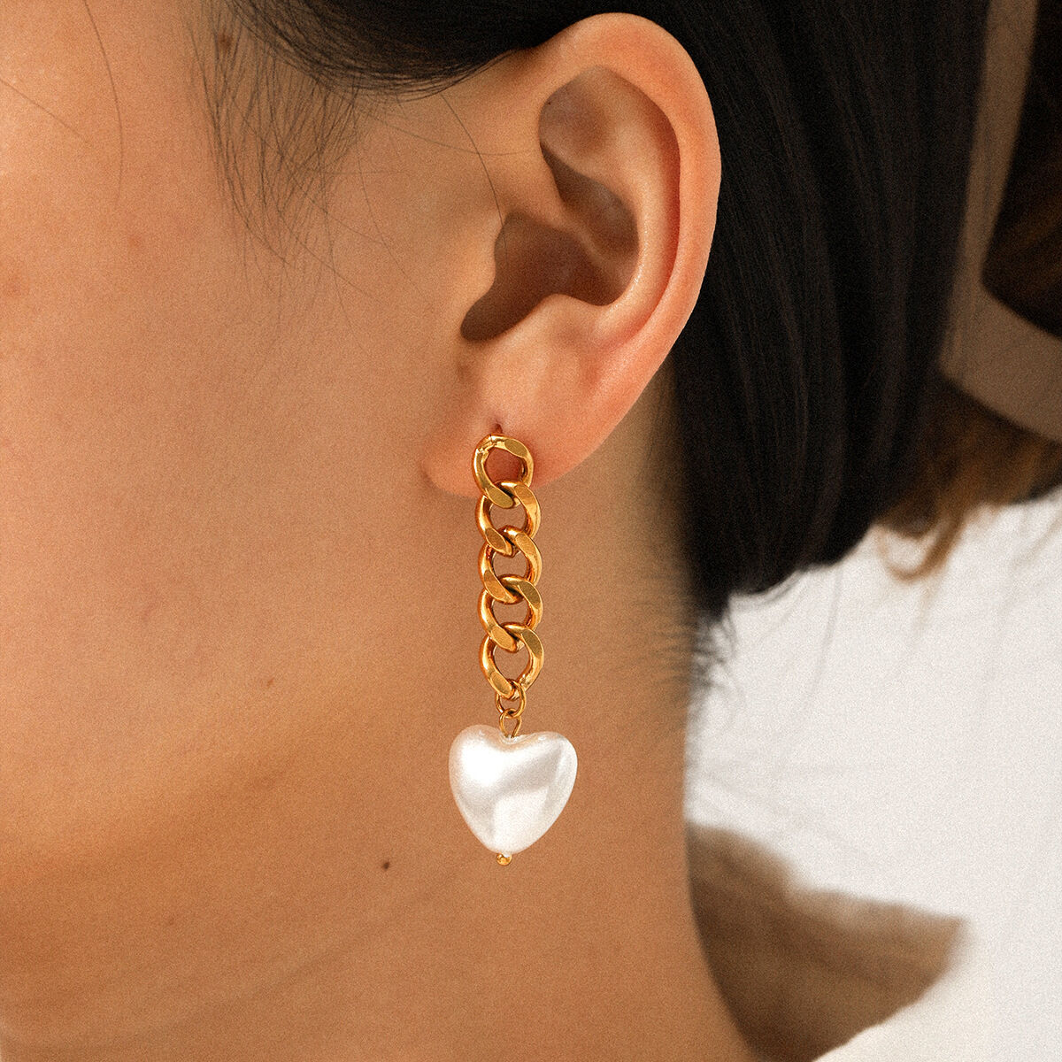 1 paio di orecchini pendenti con perle a forma di cuore color oro, in acciaio inossidabile e impermeabili