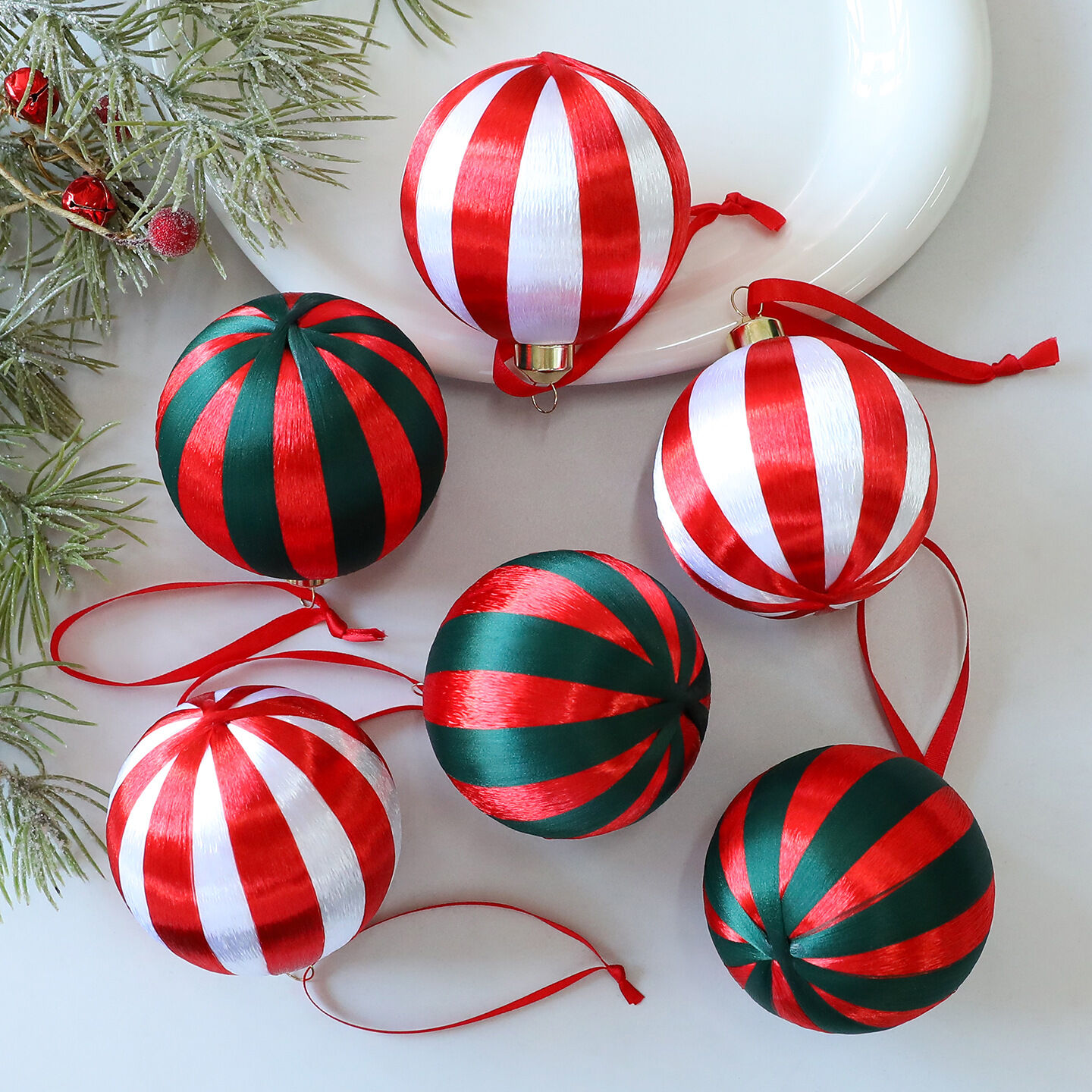 1 juego de bolas navideñas a rayas de poliéster para fiestas (1 juego = 6 piezas) 2