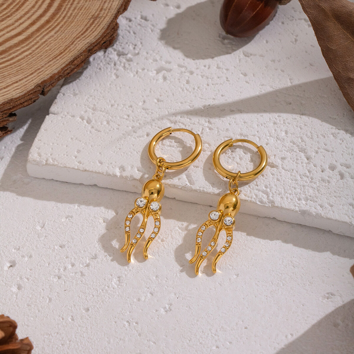 1 paio di orecchini pendenti in zircone color oro impermeabile a forma di polpo in acciaio inossidabile