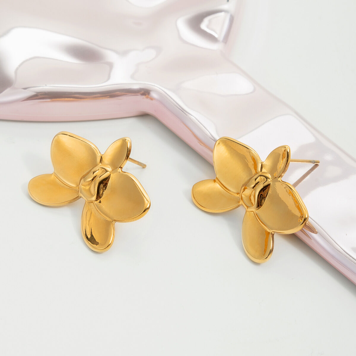 1 paio di lussuosi orecchini a bottone da donna in acciaio inossidabile Phalaenopsis color oro impermeabili 2