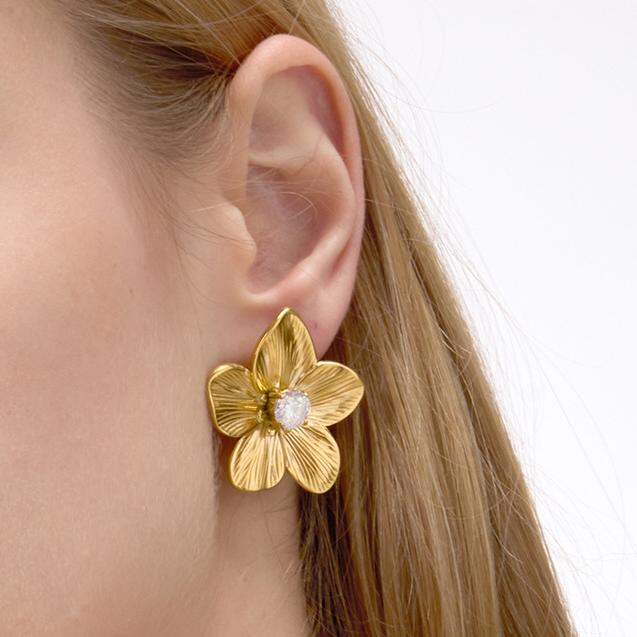 1 paio di orecchini a bottone da donna in acciaio inossidabile color oro con motivo a fiori dolci e impermeabili