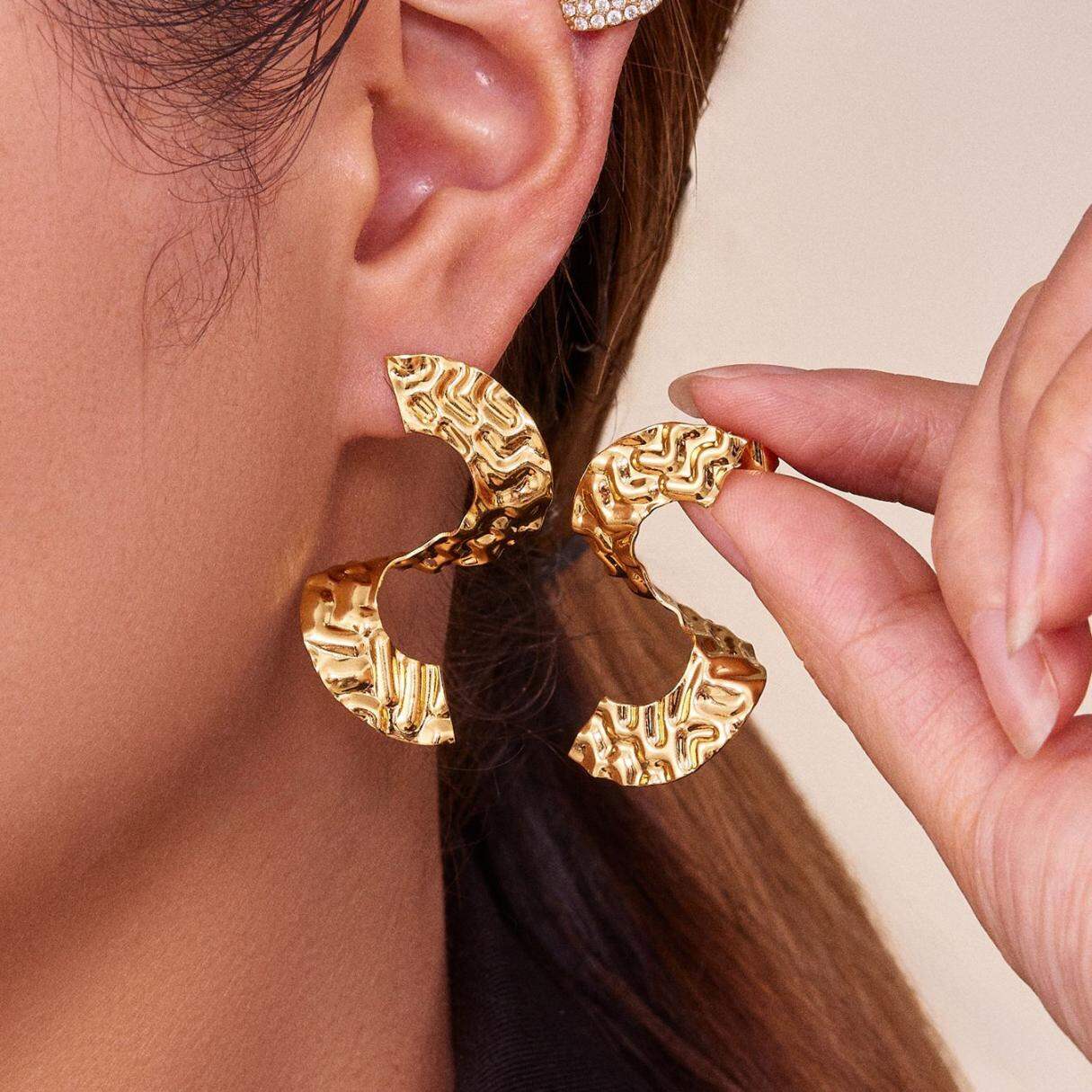 Boucles d'oreilles puces pour femme, en acier inoxydable doré, motif martelé en forme de S (1 paire).