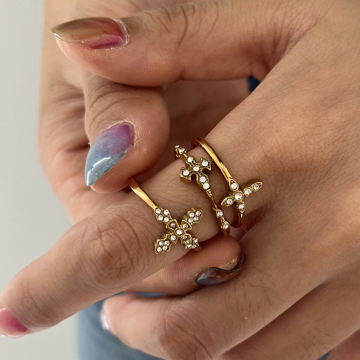 1 Stück glamouröser Statement-Ring aus wasserfestem Edelstahl in Kreuzform in Goldfarbe