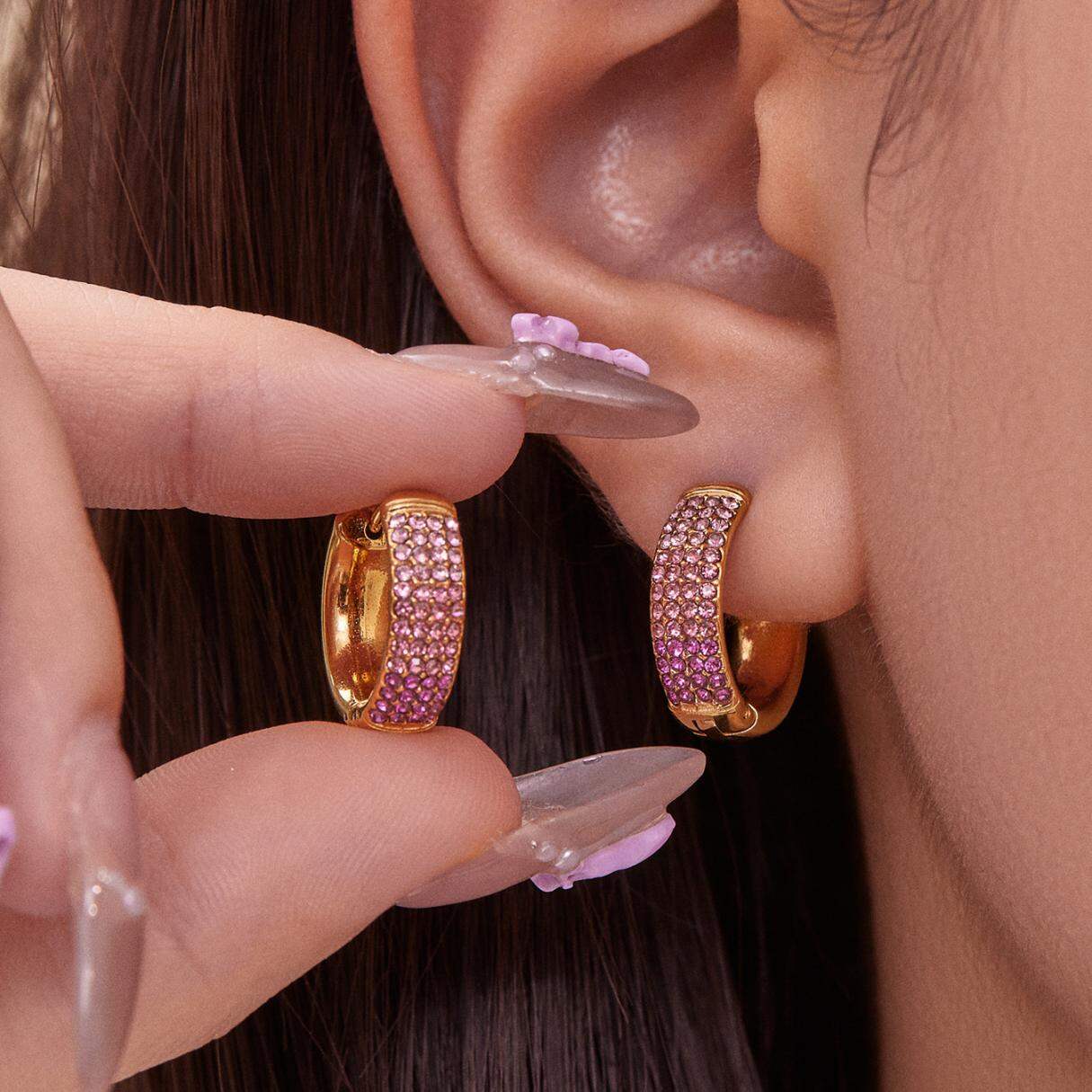 1 paio di orecchini a cerchio delicati in acciaio inossidabile, impermeabili, color oro, con zirconi, da donna