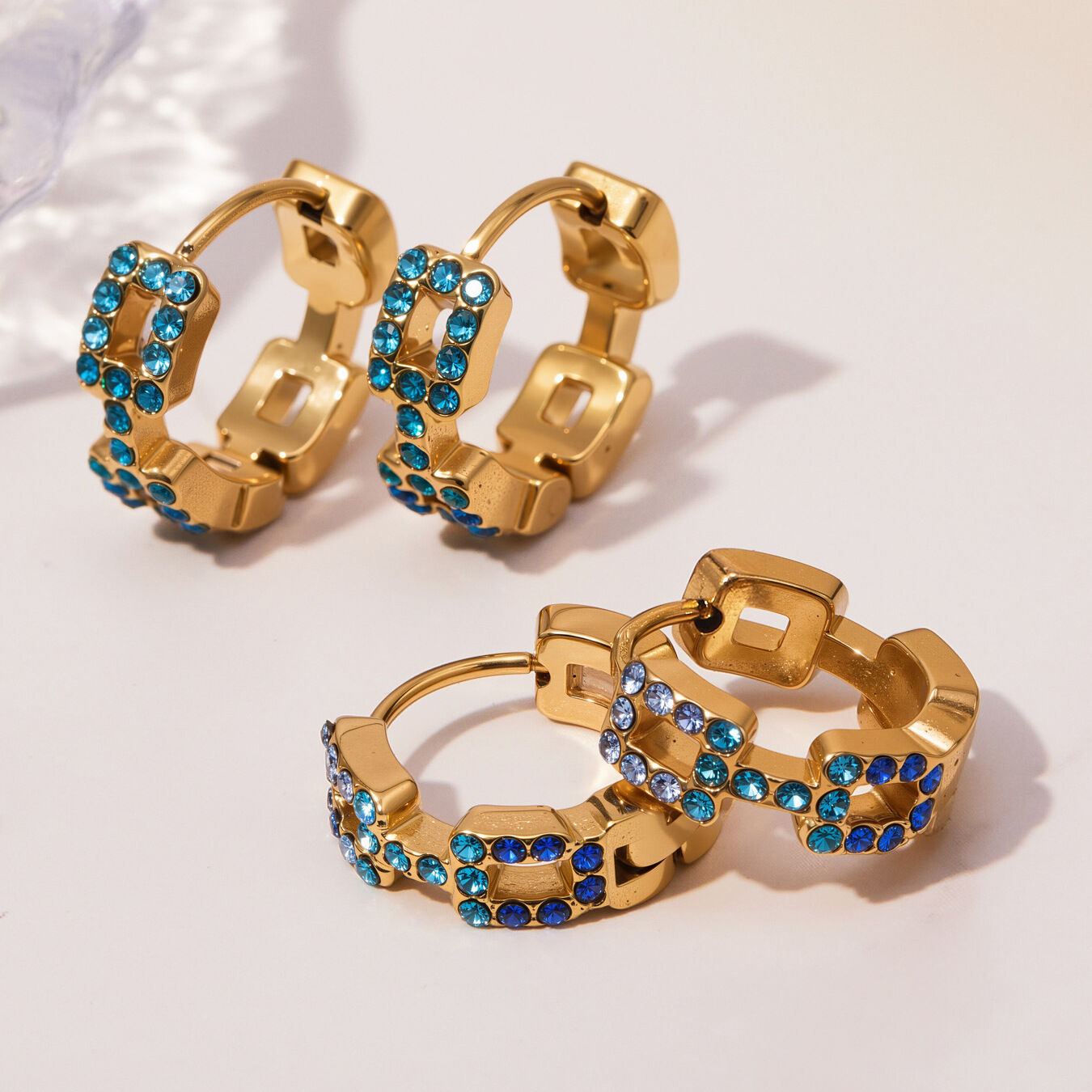 1 Paar exquisite rechteckige Kettenohrringe aus Edelstahl, wasserdicht, goldfarben, mit Zirkonia besetzt 2