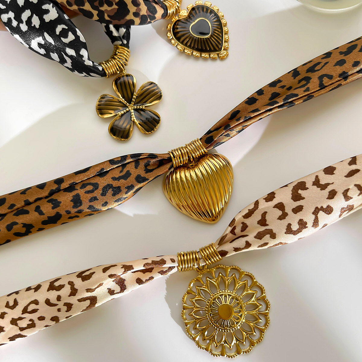 1 Piece Leopard Fabric Gold Color Flower Pendant Necklace 2