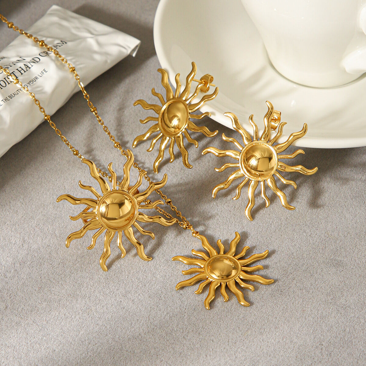 Waterdichte ketting met gouden hanger in zonnekleur van roestvrij staal 2