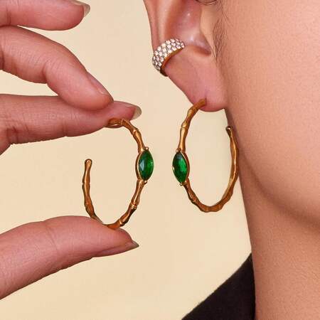 1 paire de boucles d'oreilles créoles luxueuses pour femmes, en verre vert, acier inoxydable, étanches et couleur or.