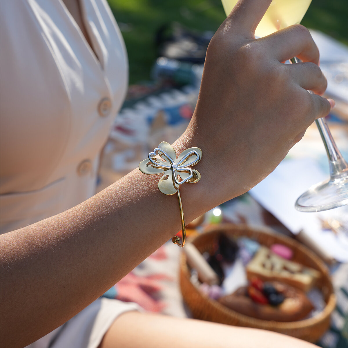 1 Piece Retro Flower Stainless Steel Waterproof   Gold Color Women's Bangles