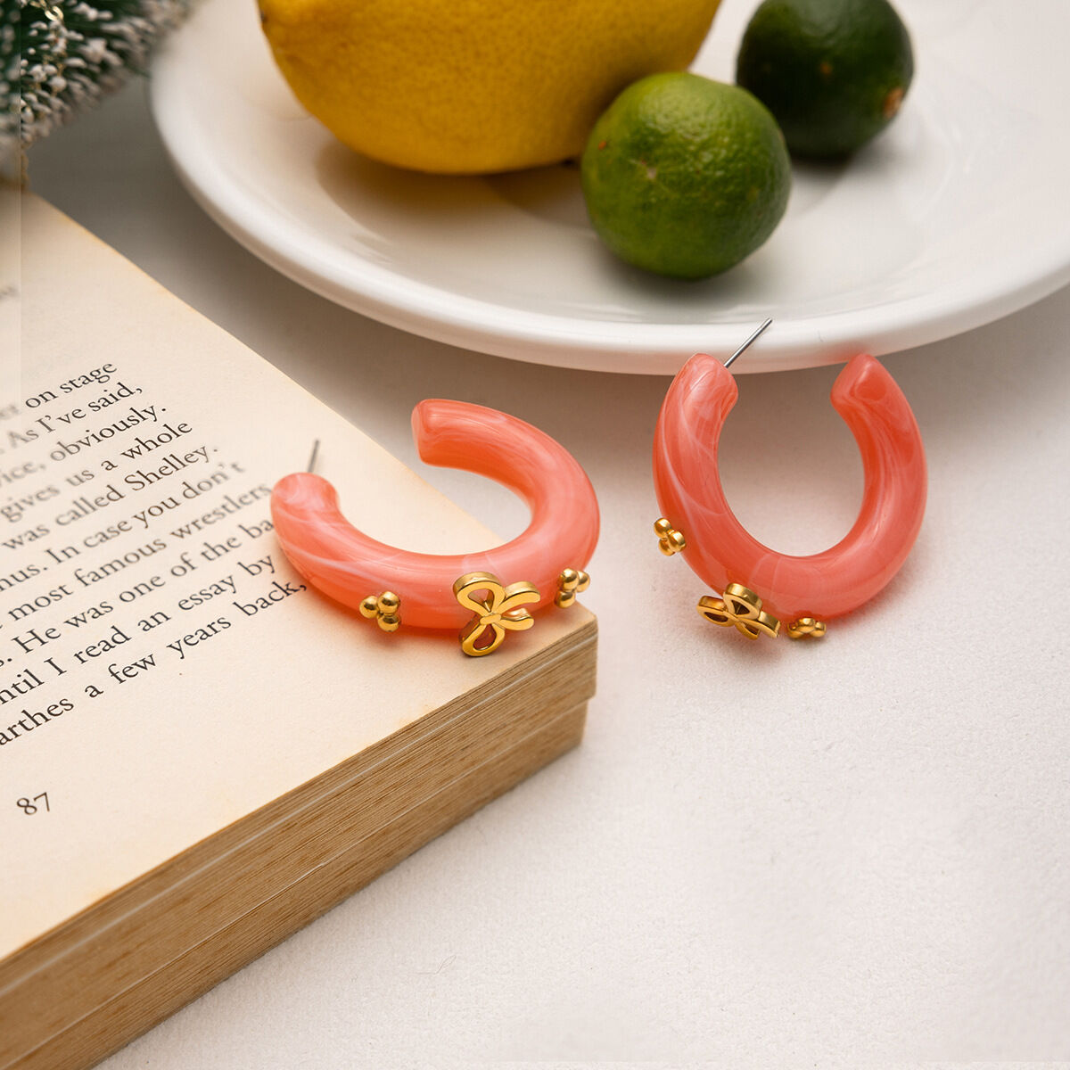 1 paio di orecchini a cerchio da donna in resina rosa romantica con fiocco color oro 2