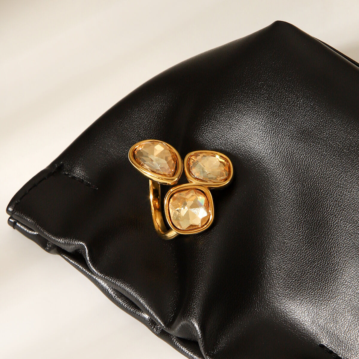 1 elegante anello in acciaio inossidabile impermeabile color oro con zircone e pietra preziosa Immagine3