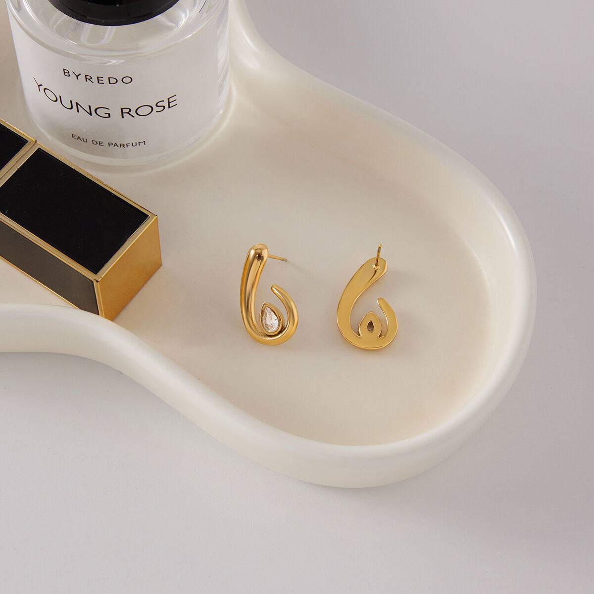1 paire de magnifiques boucles d'oreilles puces en acier inoxydable doré, étanches, avec zircon, pour femmes. Image5