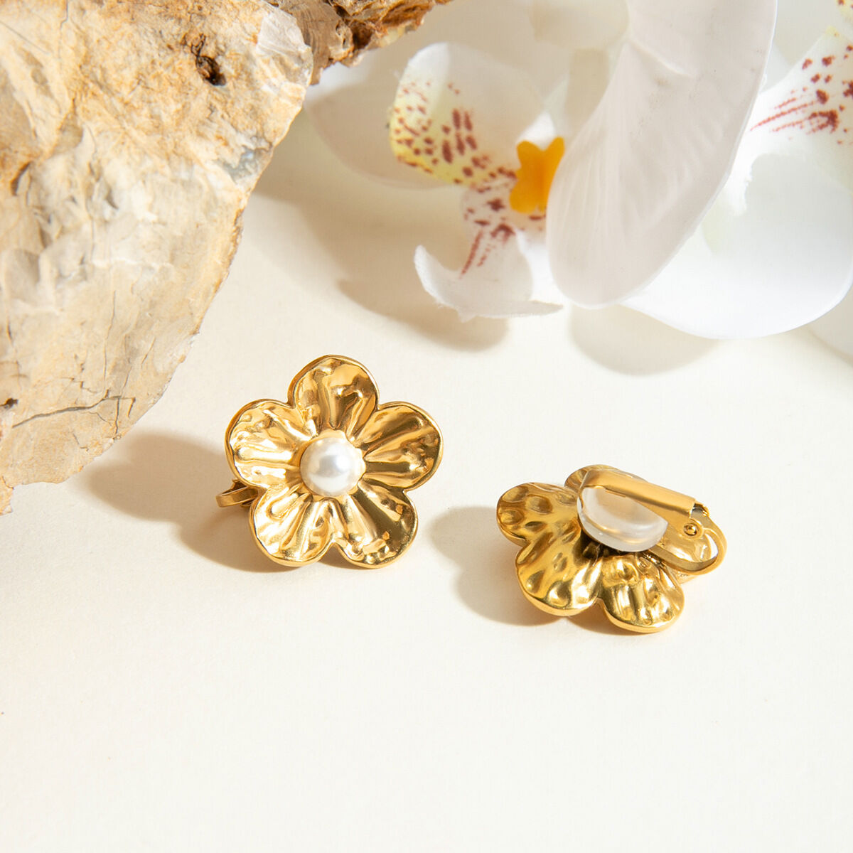 1 paio di orecchini a clip da donna in acciaio inossidabile color oro, con fiore romantico e impermeabili Immagine3