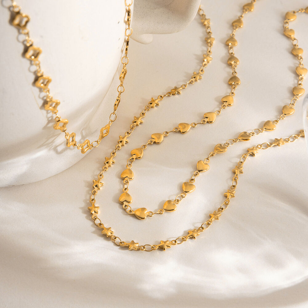 Collier chaîne femme simple et discret en acier inoxydable, couleur or, avec pendentif cœur discret. h5Image3