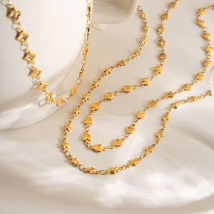 Collier chaîne femme simple et discret en acier inoxydable, couleur or, avec pendentif cœur discret. h5 Image3