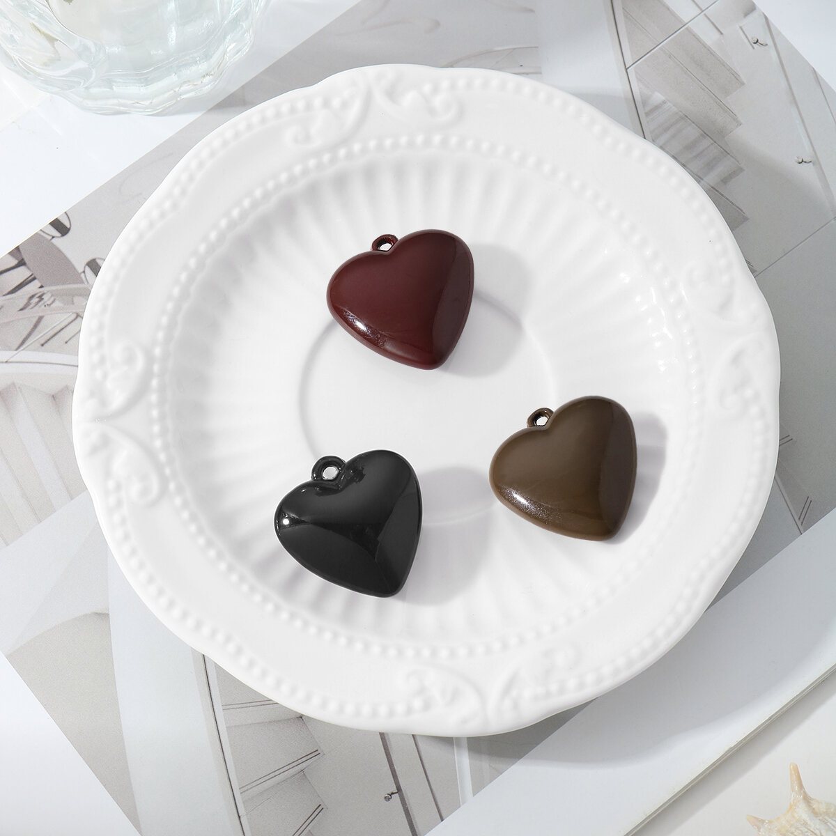 1 pieza de dijes de acrílico para bolso de mujer con forma de corazón moderno de color sólido Imagen7