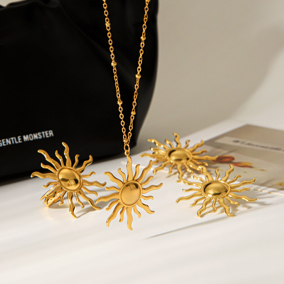 Waterdichte ketting met gouden hanger in zonnekleur van roestvrij staal
