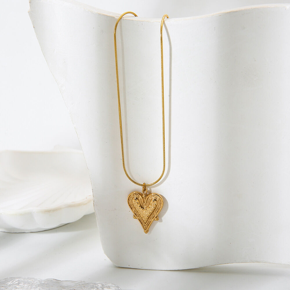 1 Piece Classic Retro Heart Chain Stainless Steel Waterproof Gold Color Women's Pendant Necklaces Picture3
