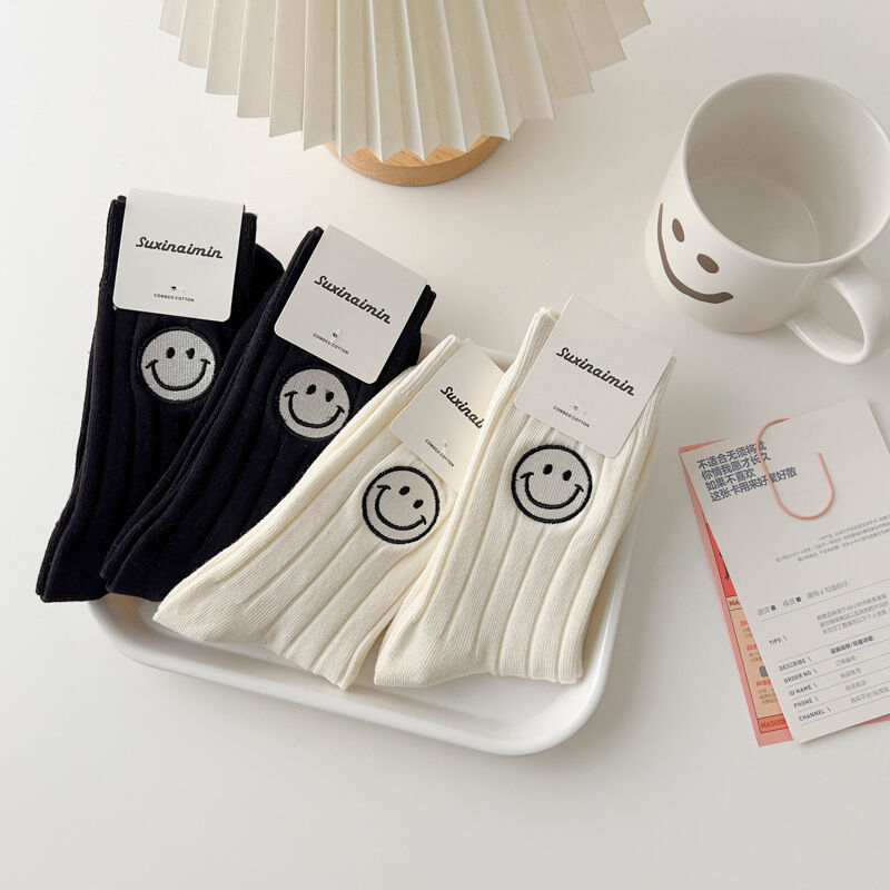 1 Paar niedliche, bestickte Baumwollsocken mit Smiley-Gesicht (mittlere Wadenlänge)