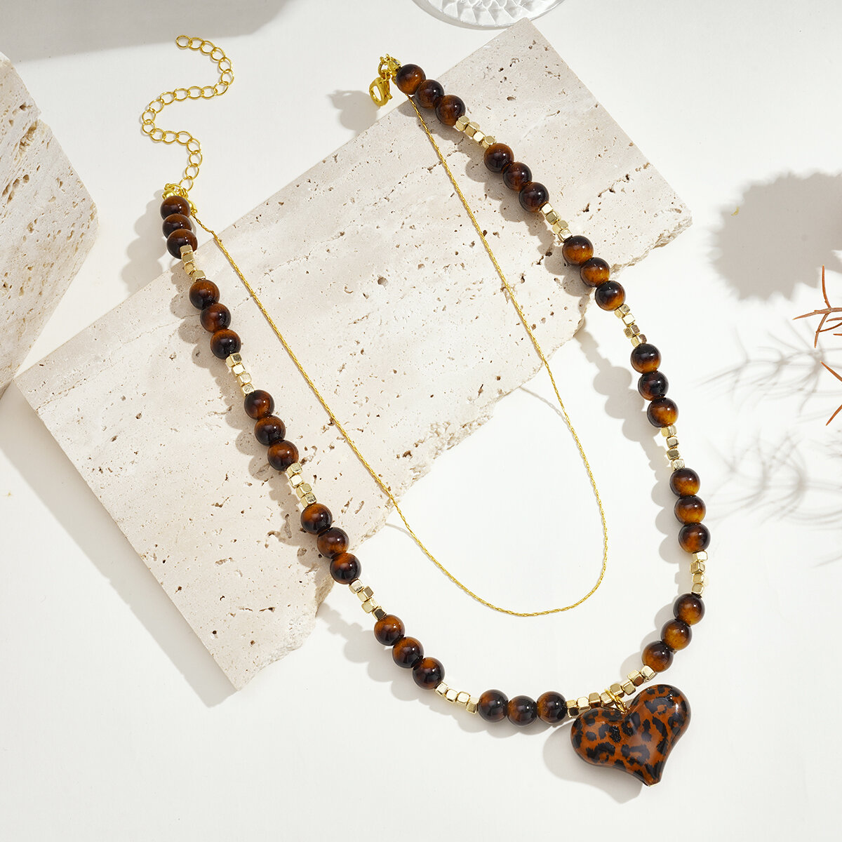 Collier de perles élégant en résine à imprimé léopard et cœur pour femme (1 pièce) Image4