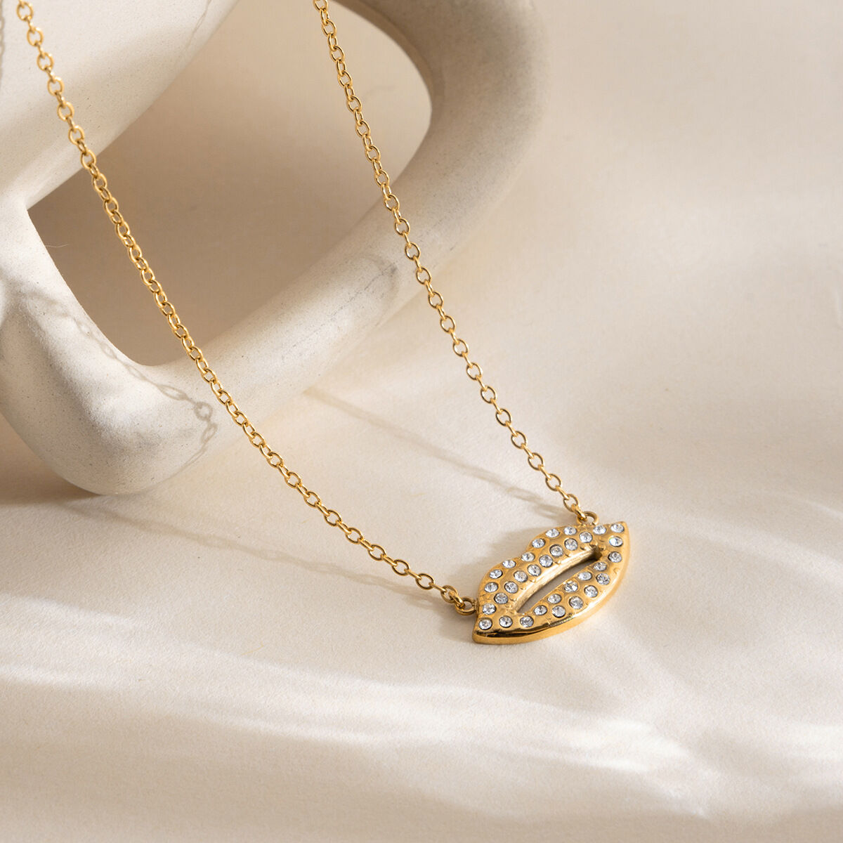 1 Piece Sexy Lips Shape Stainless Steel Waterproof Gold Color Women's Pendant Necklaces 2