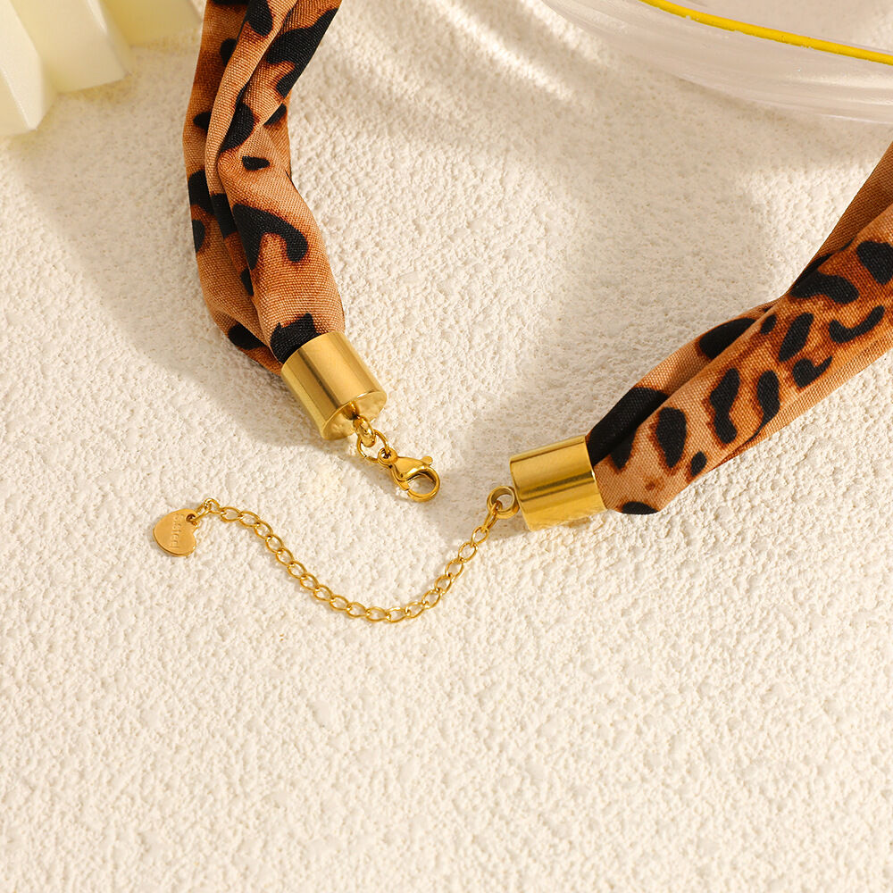 1 Piece Leopard Print Silk Scarf Heart Pendant Stainless Steel Waterproof Women's Pendant Necklaces Picture4