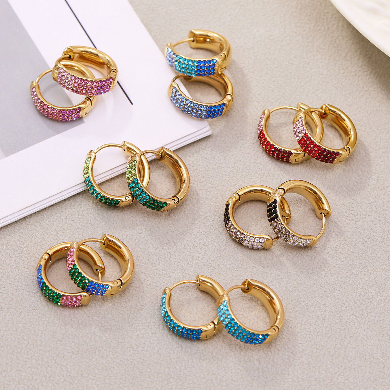 1 paio di orecchini a cerchio delicati in acciaio inossidabile, impermeabili, color oro, con zirconi, da donna 2