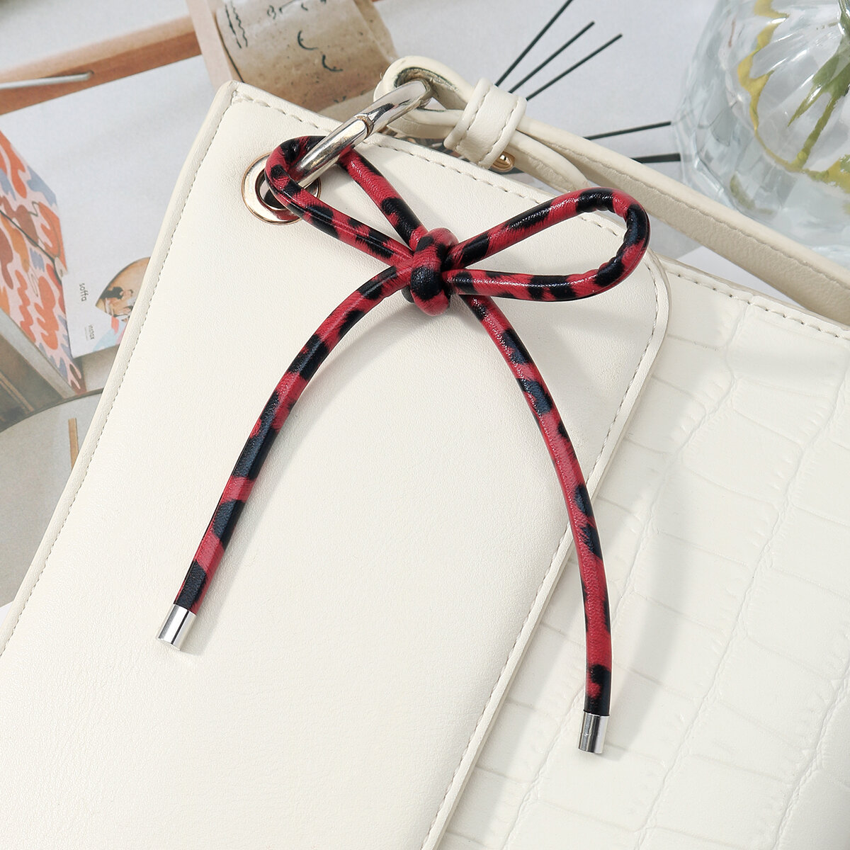 1 pezzo di ciondolo per borsa da donna in pelle con stampa leopardata e fiocco retrò in tinta unita Immagine7