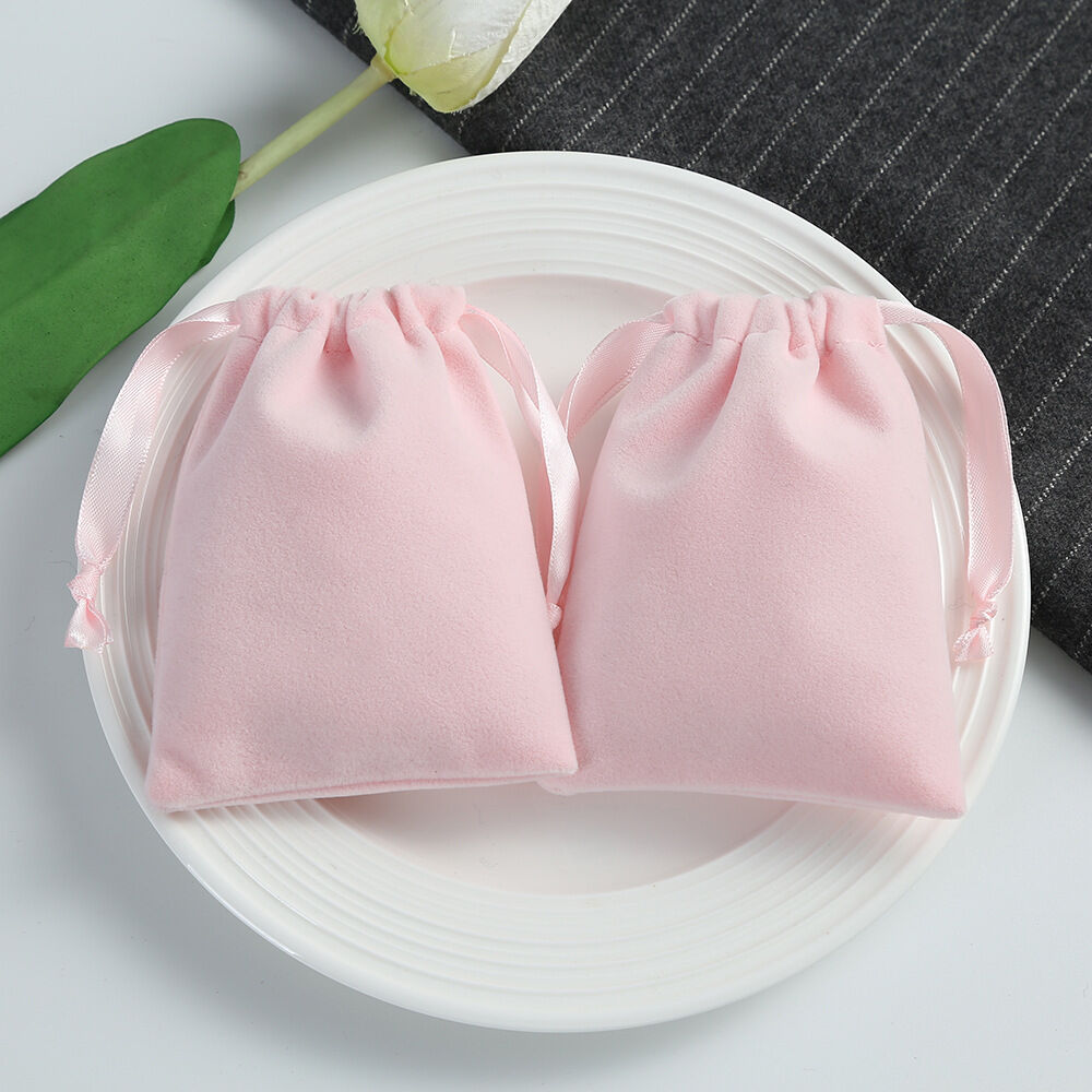 1 stuk roze flanellen sieradentas met trekkoord