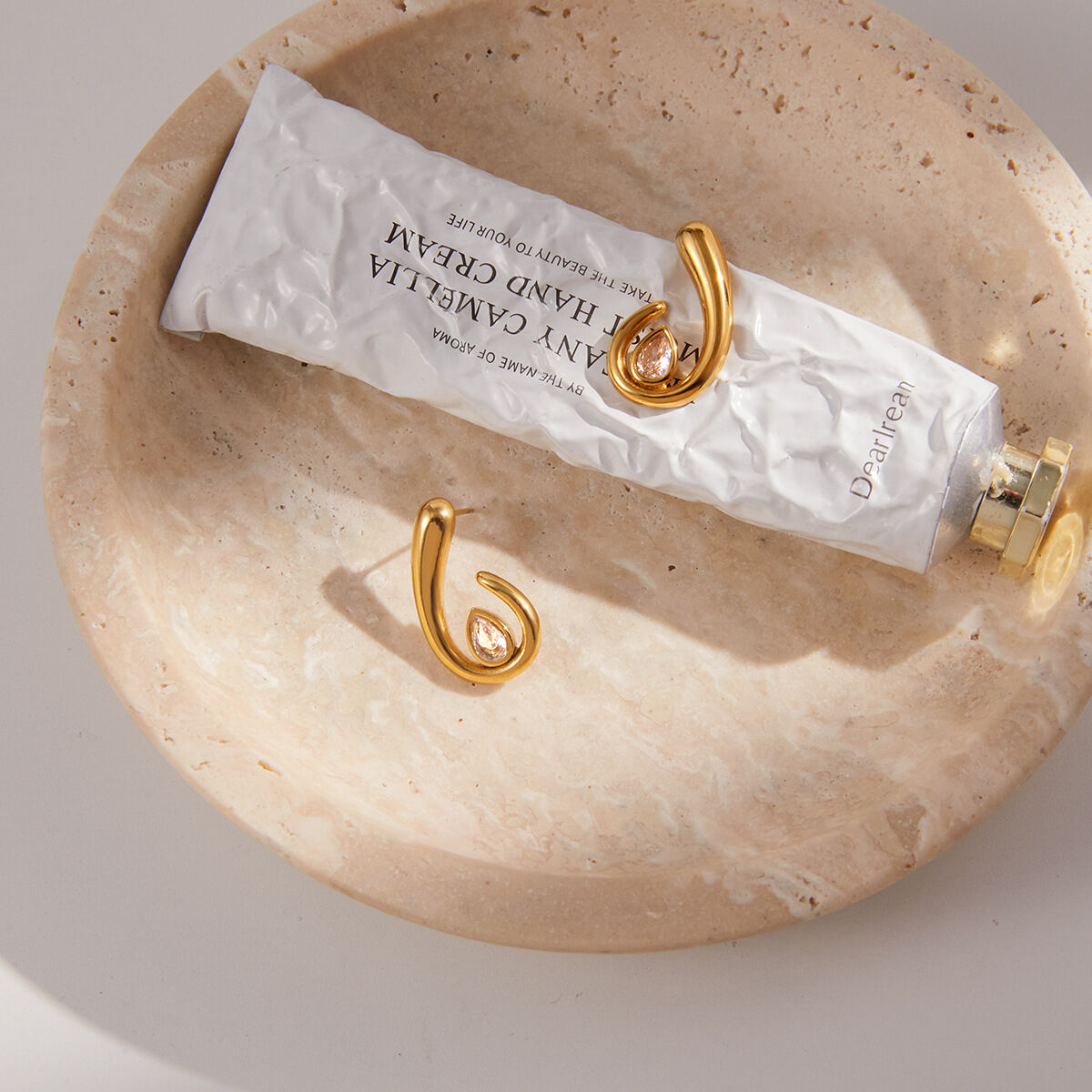 1 paire de magnifiques boucles d'oreilles puces en acier inoxydable doré, étanches, avec zircon, pour femmes. h5 Image6