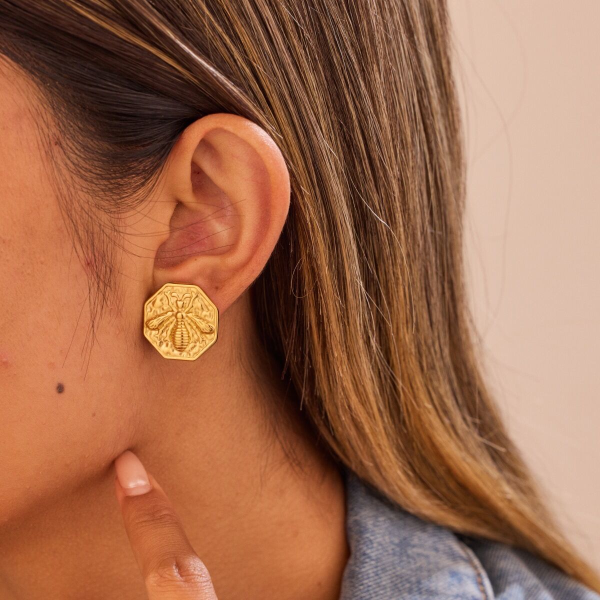1 Pair Classic Bee Print Circle Stainless Steel Waterproof Women's Stud Earrings