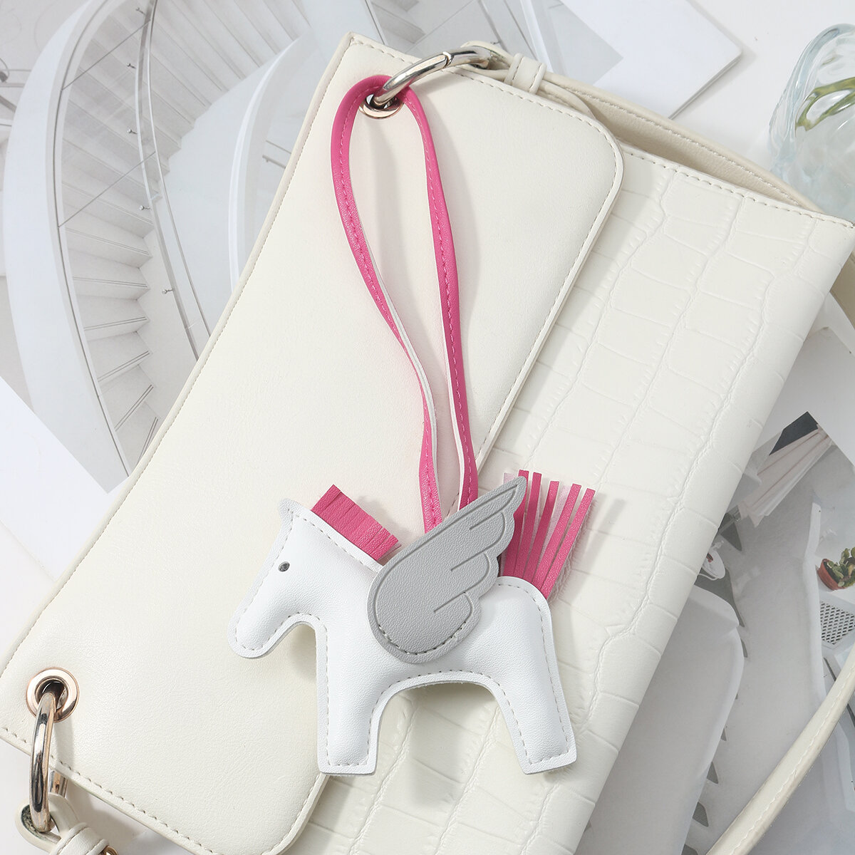 1 breloque de sac en cuir pour femme, motif poney et ailes mignons h5 Image5