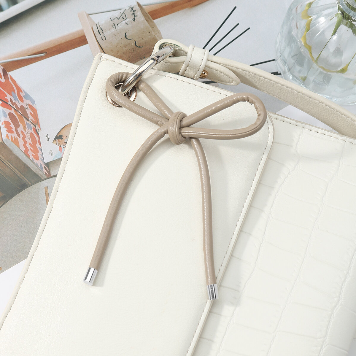 1 pezzo di ciondolo per borsa da donna in pelle con stampa leopardata e fiocco retrò in tinta unita Immagine5