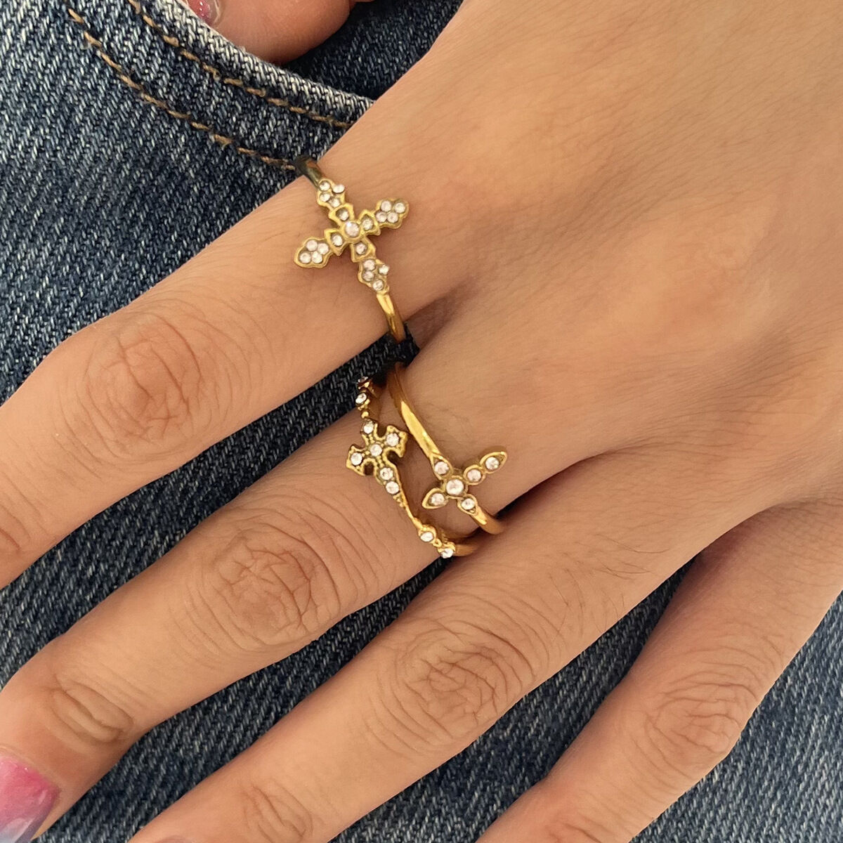 1 Stück glamouröser Statement-Ring aus wasserfestem Edelstahl in Kreuzform in Goldfarbe 2