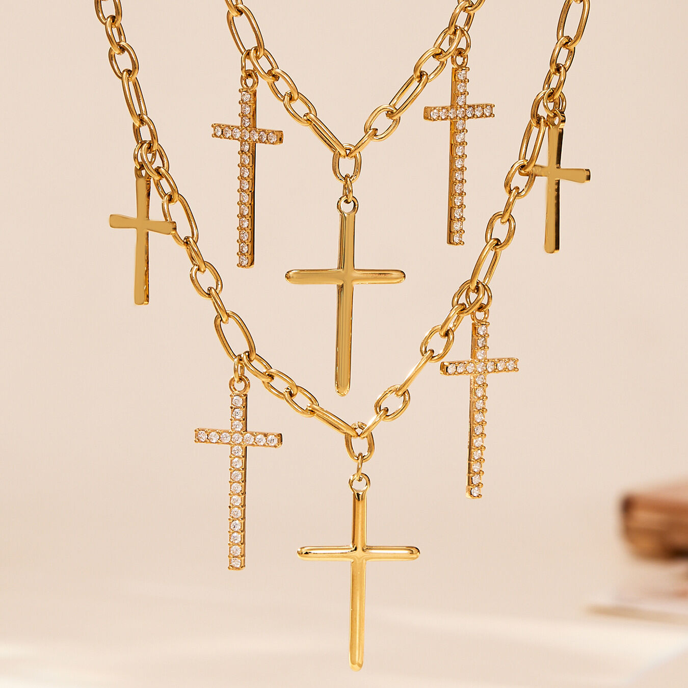 1 Stück exquisite Kreuzkette aus Edelstahl, wasserdicht, goldfarben, Zirkonia-Anhänger für Damen Bild2