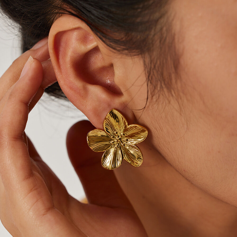 1 paio di eleganti orecchini a bottone da donna in acciaio inossidabile con fiori impermeabili