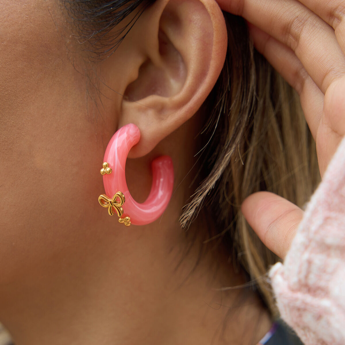 1 paio di orecchini a cerchio da donna in resina rosa romantica con fiocco color oro