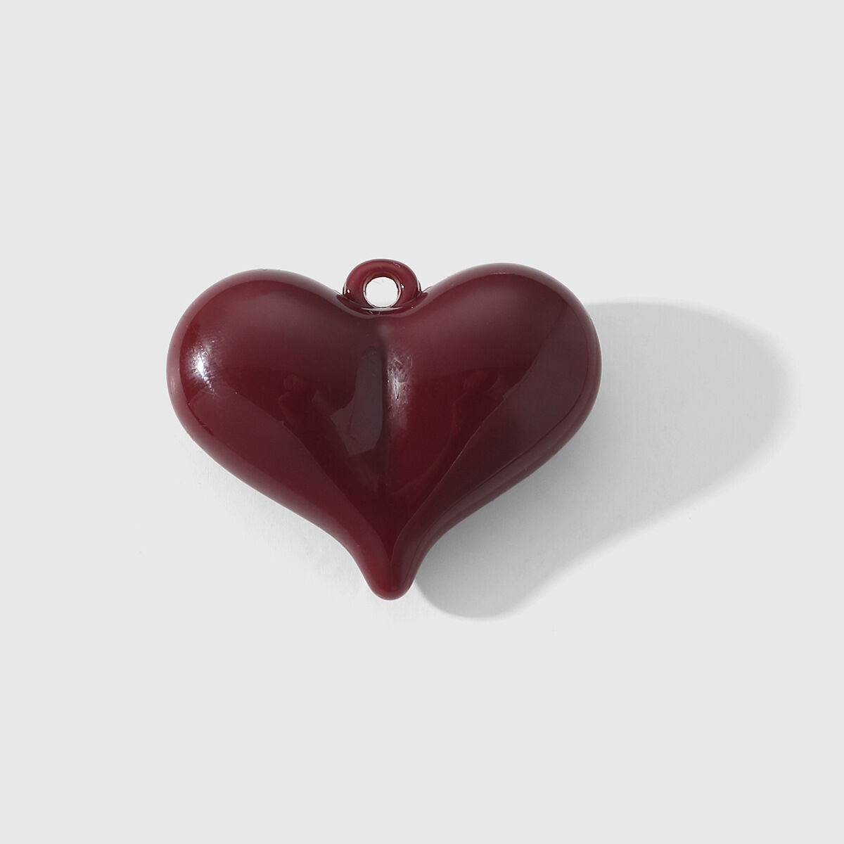 Un accesorio de corazón color burdeos Imagen2